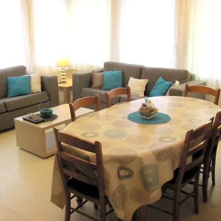 2 Bedrooms At 200 M Away From The Beach With Furnished Garden And Wifi Lägenhet